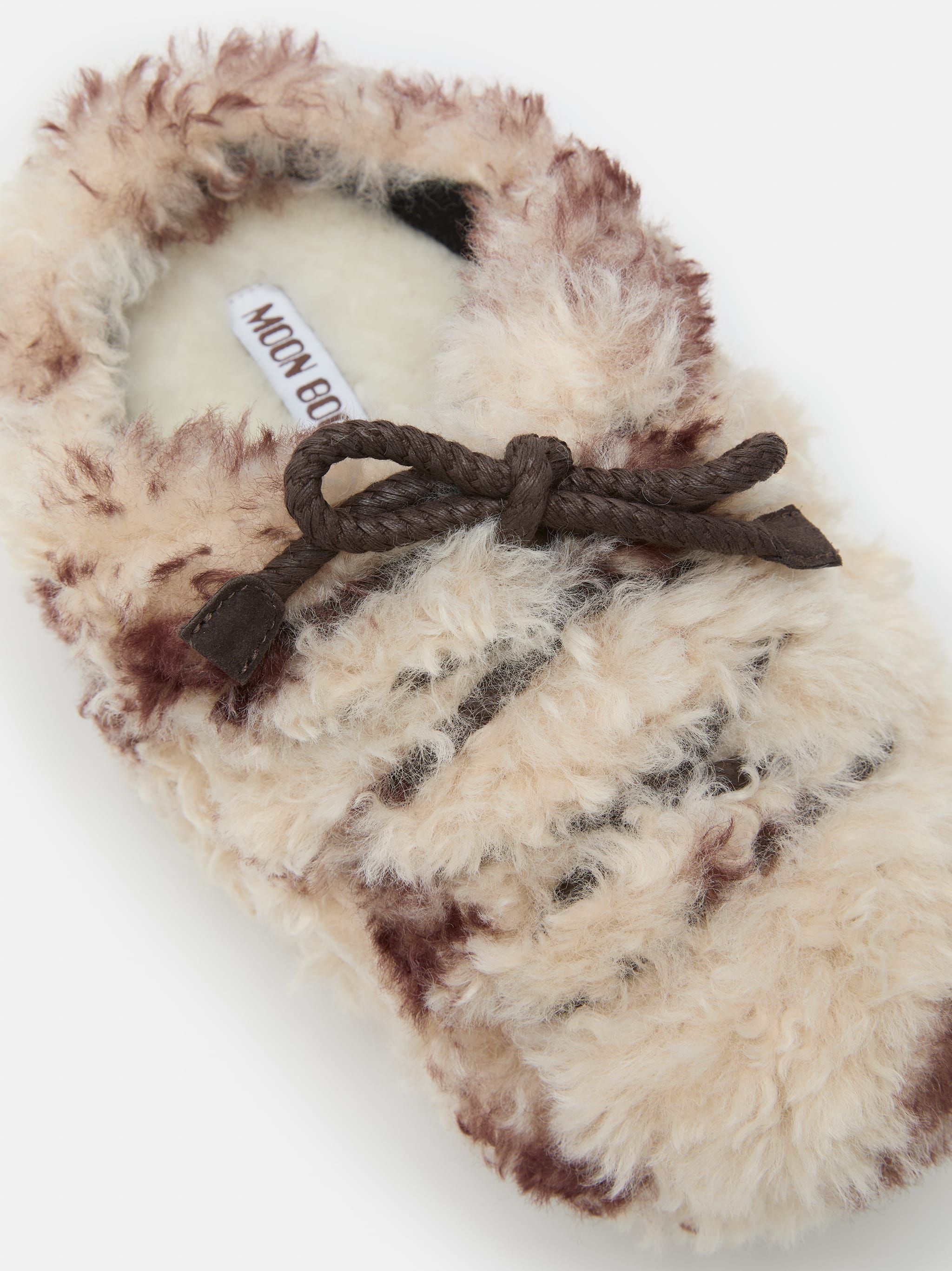 MULES CURVOS CON ESTAMPADO DE VACA EVX