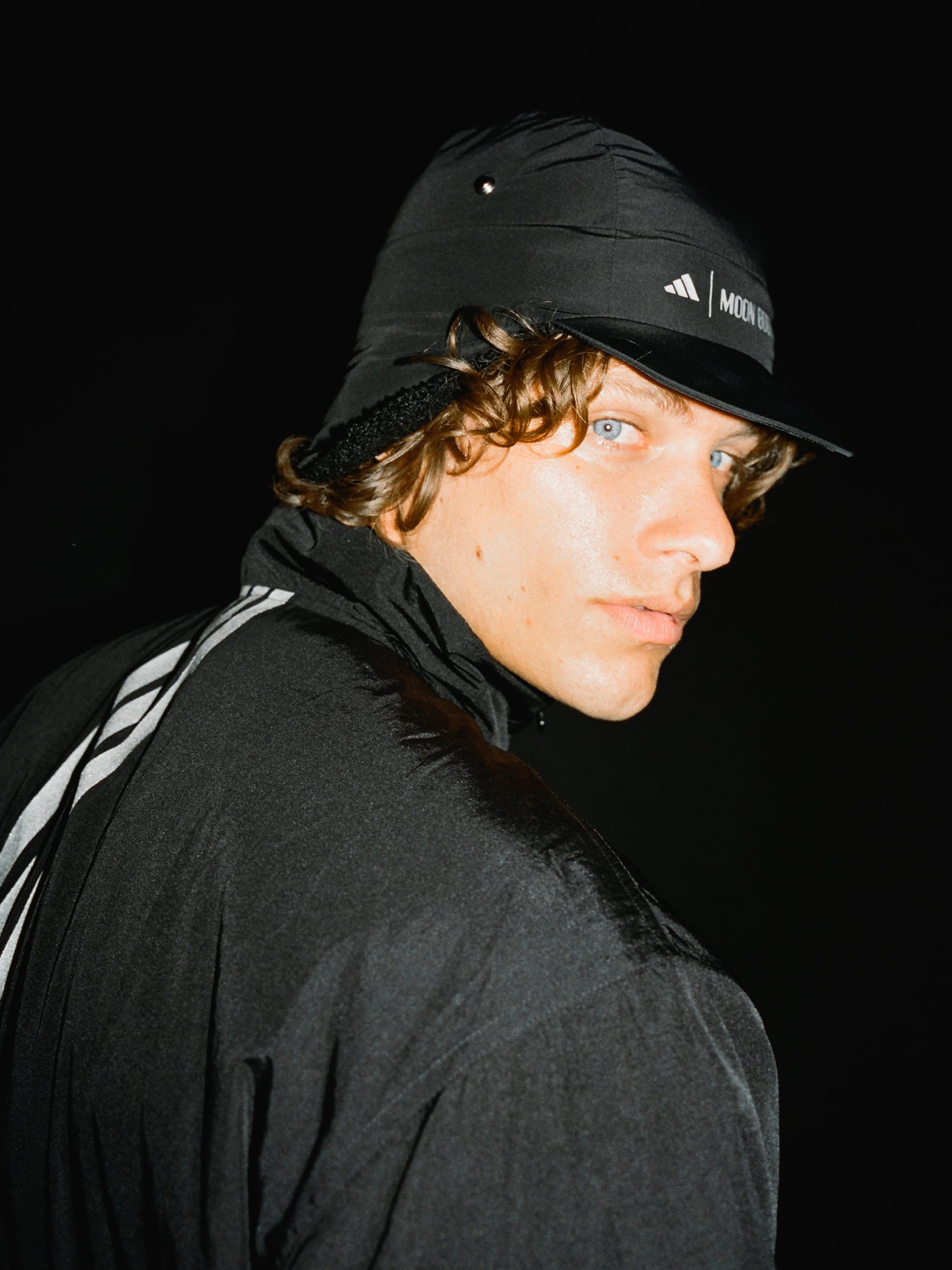 GORRO NEGRO ADIDAS X MOON BOOT