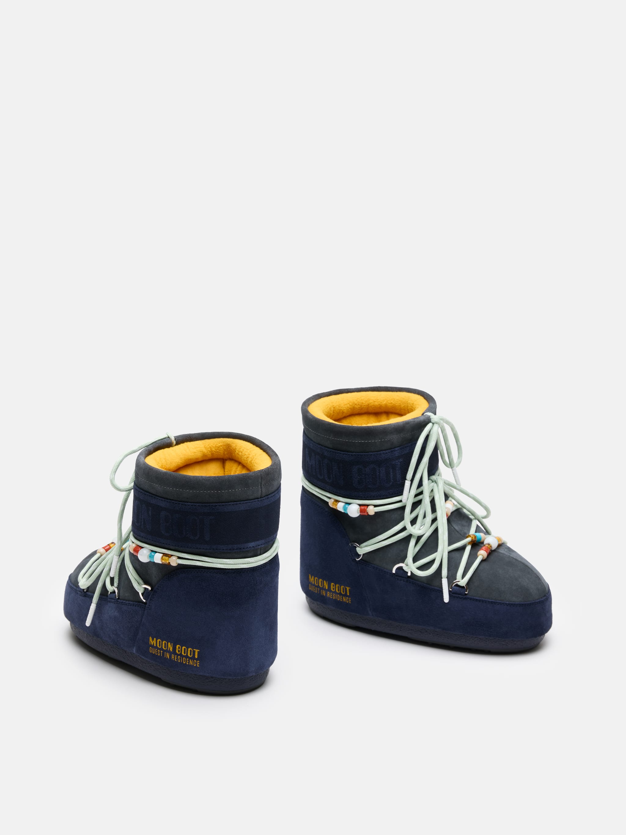 BOTAS MOON BOOT X GUEST IN RESIDENCE ICON LOW MIDNIGHT & GREY CON DETALLE DE ABALORIOS EN CUERO VELUTOSO
