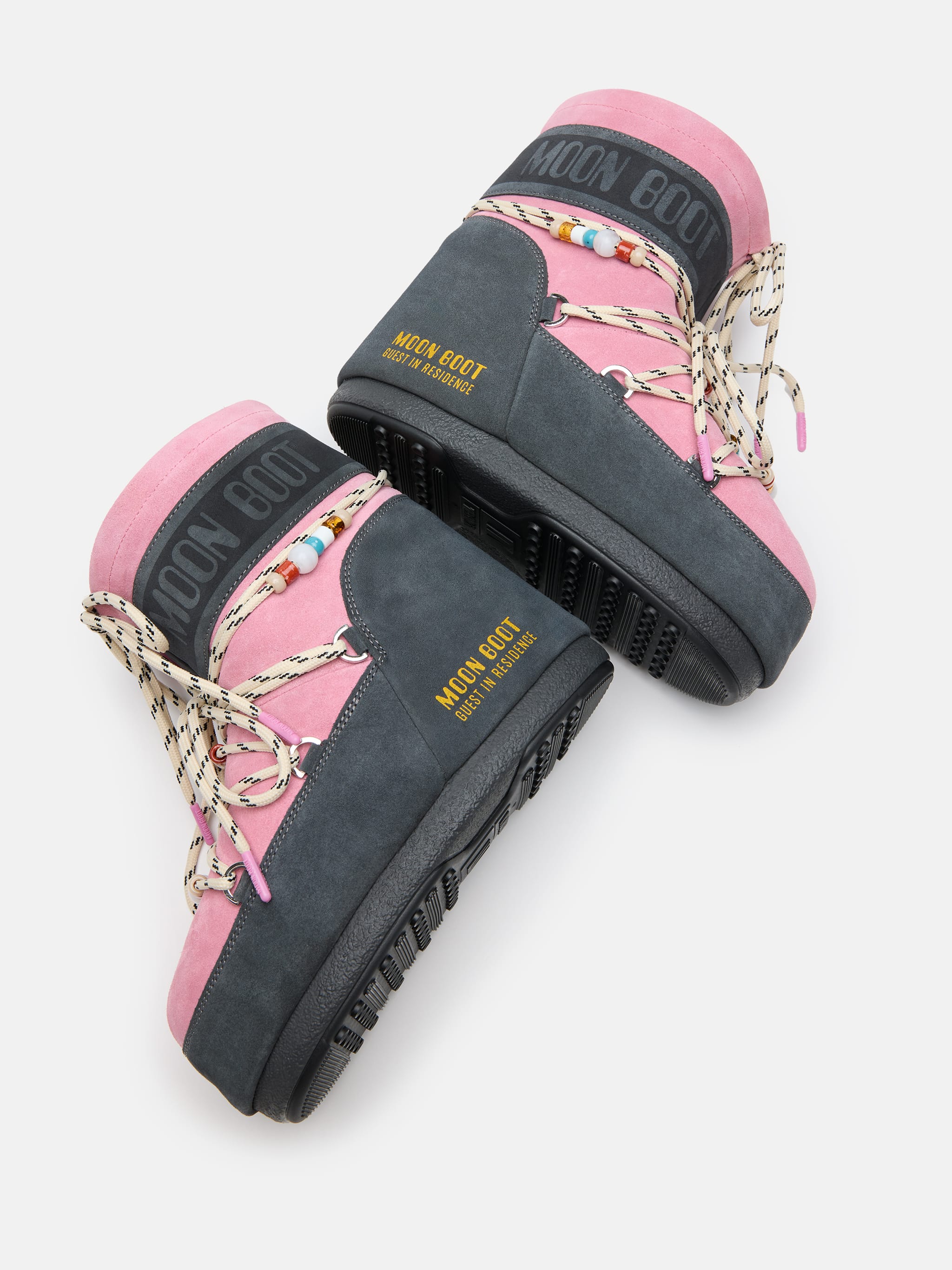 BOTAS MOON BOOT X GUEST IN RESIDENCE ICON LOW GRIS Y ROSA CON DETALLES DE PERLAS EN CUERO VELVET