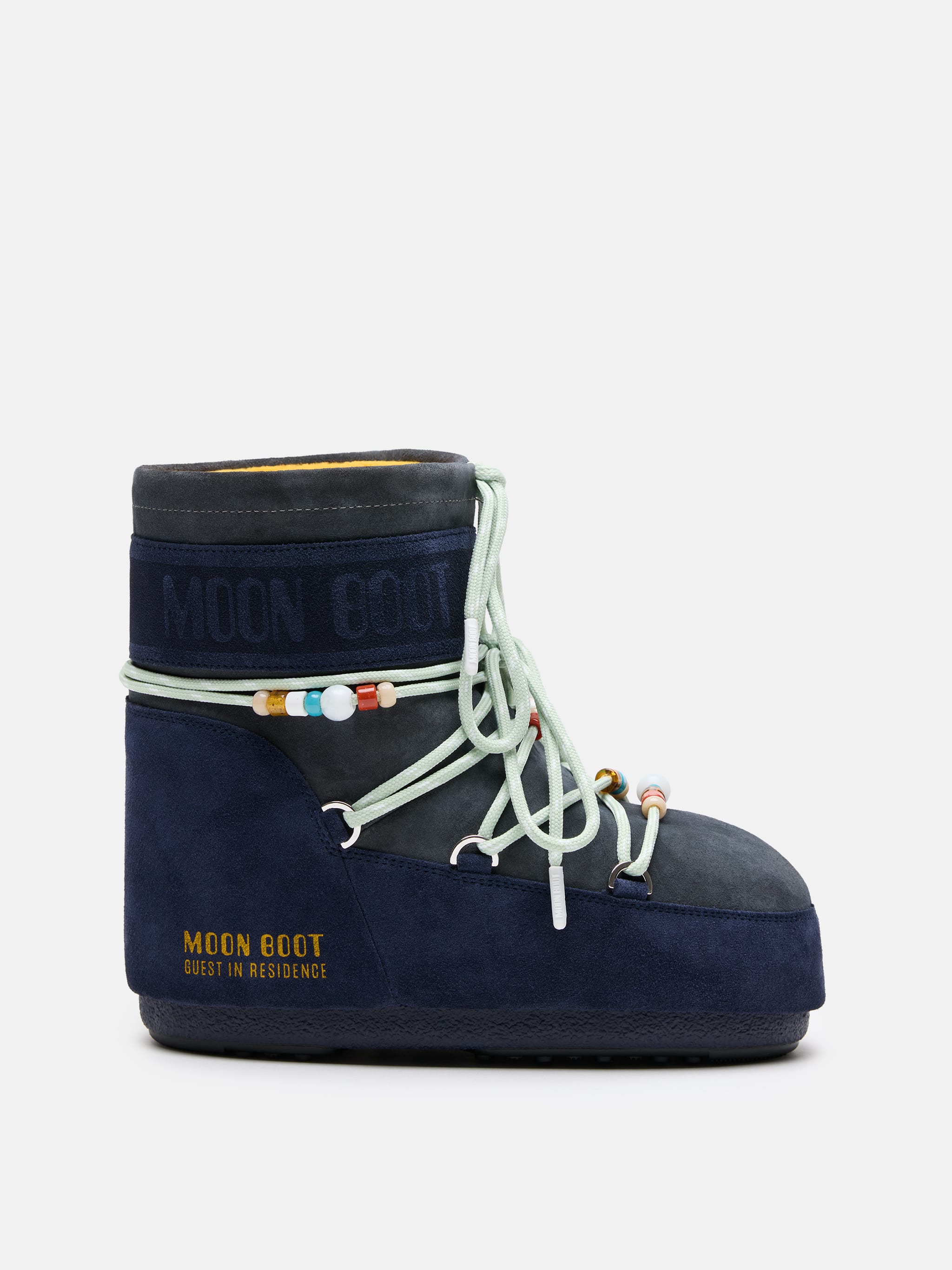 BOTAS MOON BOOT X GUEST IN RESIDENCE ICON LOW MIDNIGHT & GREY CON DETALLE DE ABALORIOS EN CUERO VELUTOSO