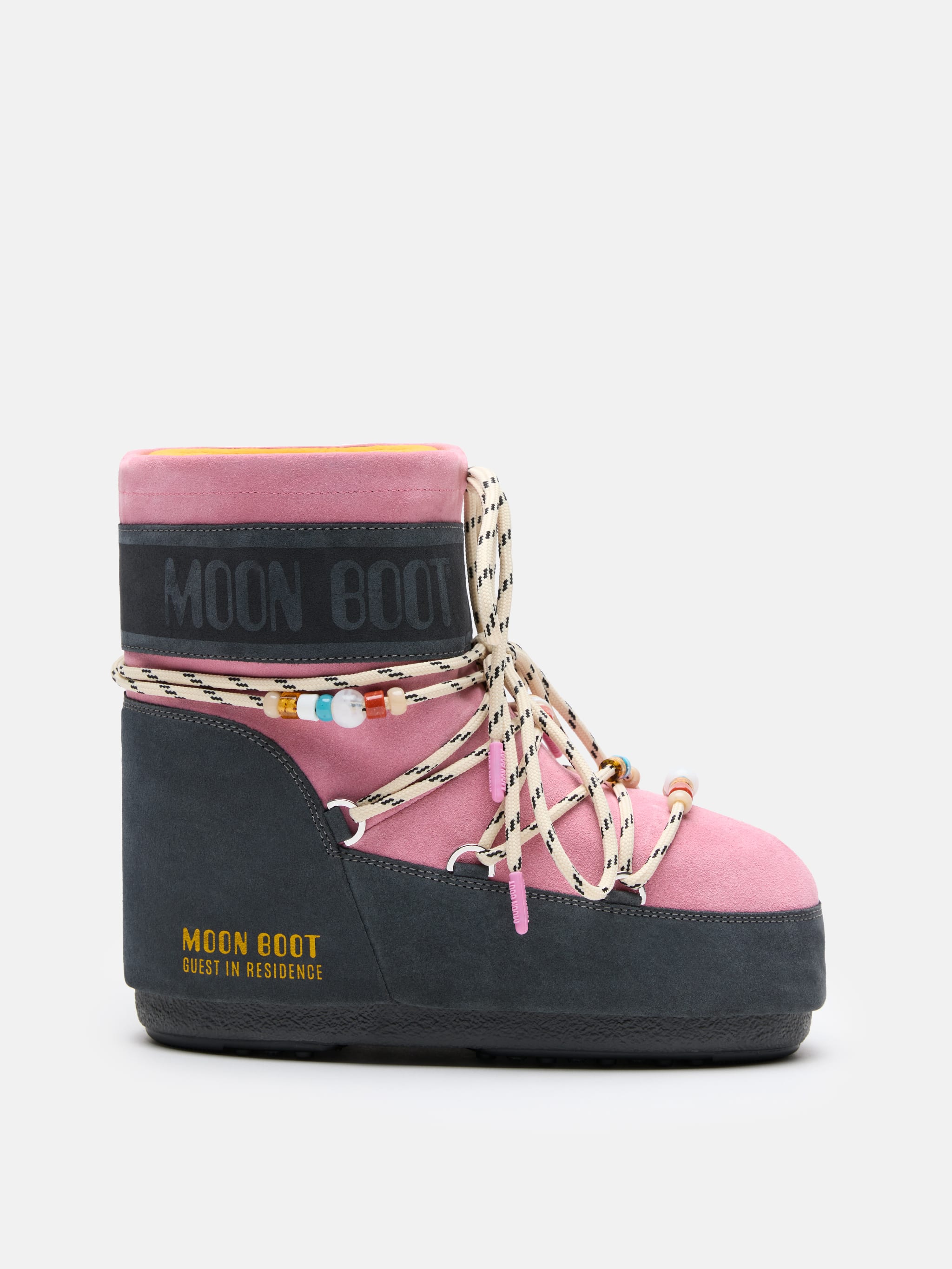 BOTAS MOON BOOT X GUEST IN RESIDENCE ICON LOW GRIS Y ROSA CON DETALLES DE PERLAS EN CUERO VELVET